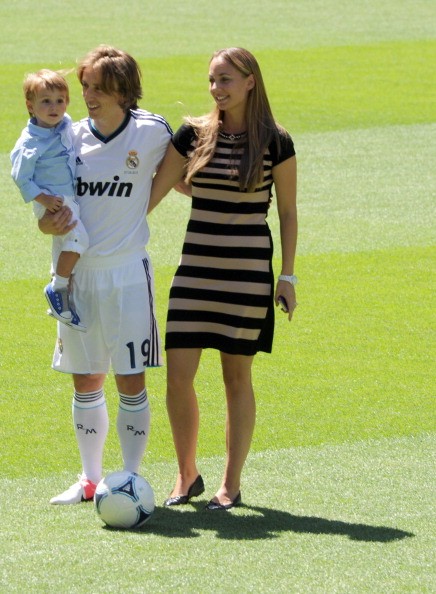 Modric cùng cô vợ xinh đẹp Vanna và con trai Ivano...